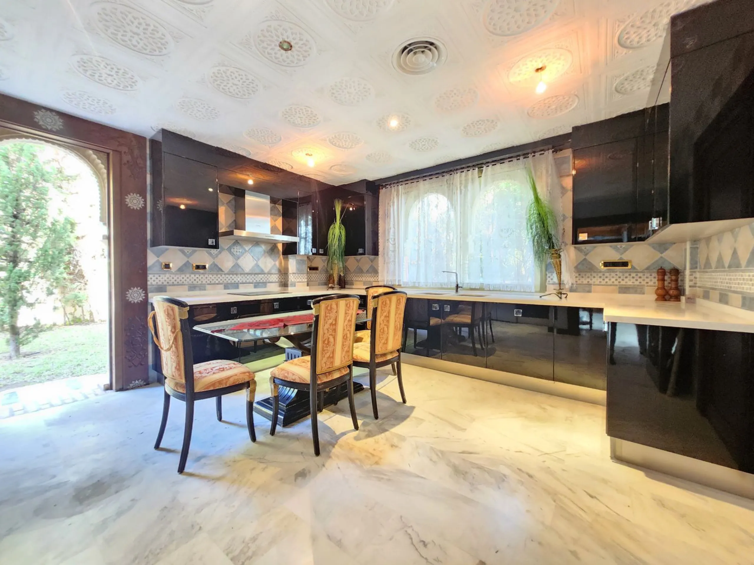 House - Detached Villa в продаже в Mijas, Málaga. В доме 8 спален и 4 ванных комнат. Площадь дома 481 м². Площадь участка 803 м²