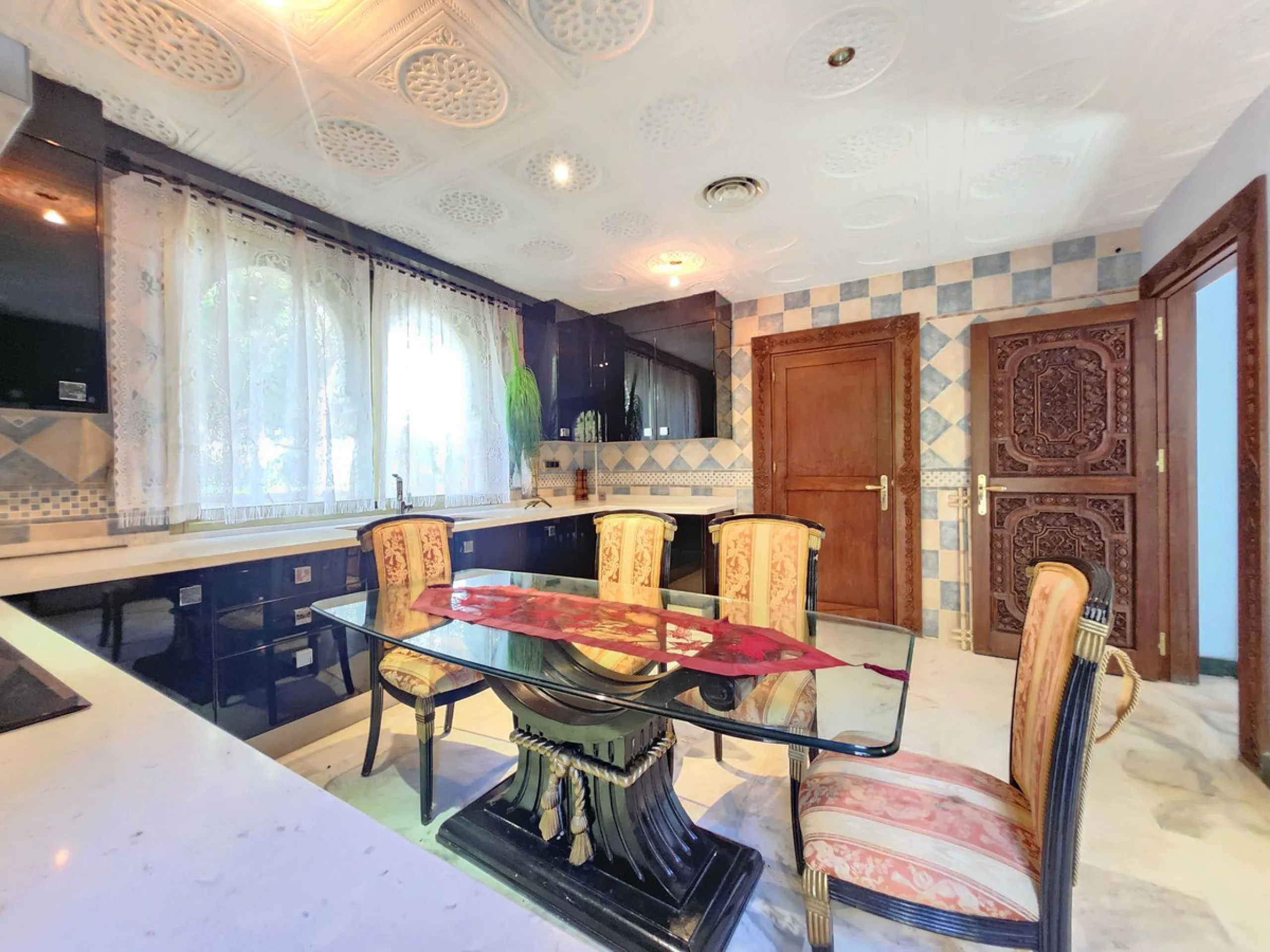 House - Detached Villa в продаже в Mijas, Málaga. В доме 8 спален и 4 ванных комнат. Площадь дома 481 м². Площадь участка 803 м²