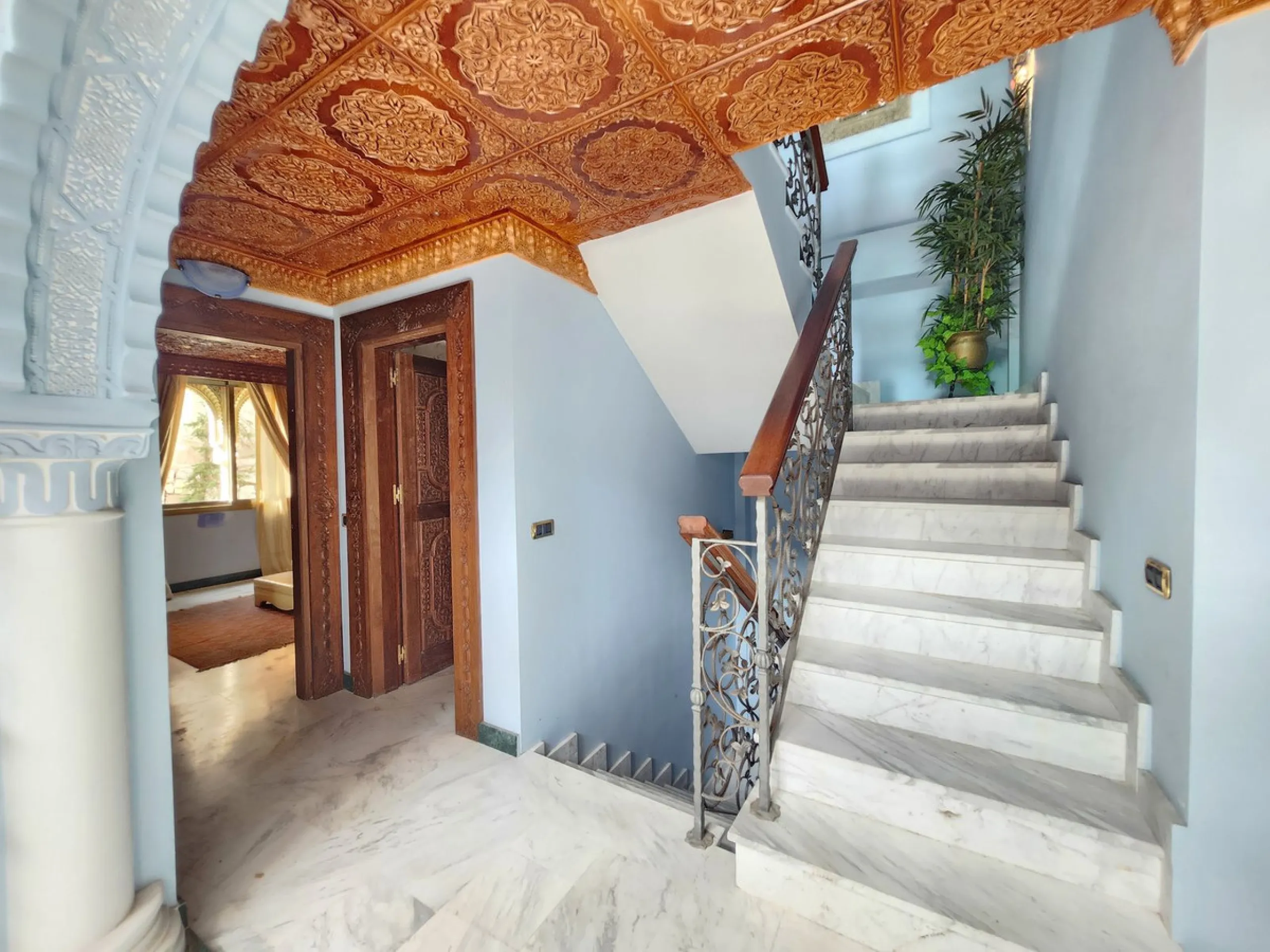 House - Detached Villa в продаже в Mijas, Málaga. В доме 8 спален и 4 ванных комнат. Площадь дома 481 м². Площадь участка 803 м²