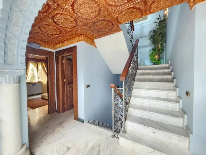 House - Detached Villa в продаже в Mijas, Málaga. В доме 8 спален и 4 ванных комнат. Площадь дома 481 м². Площадь участка 803 м²