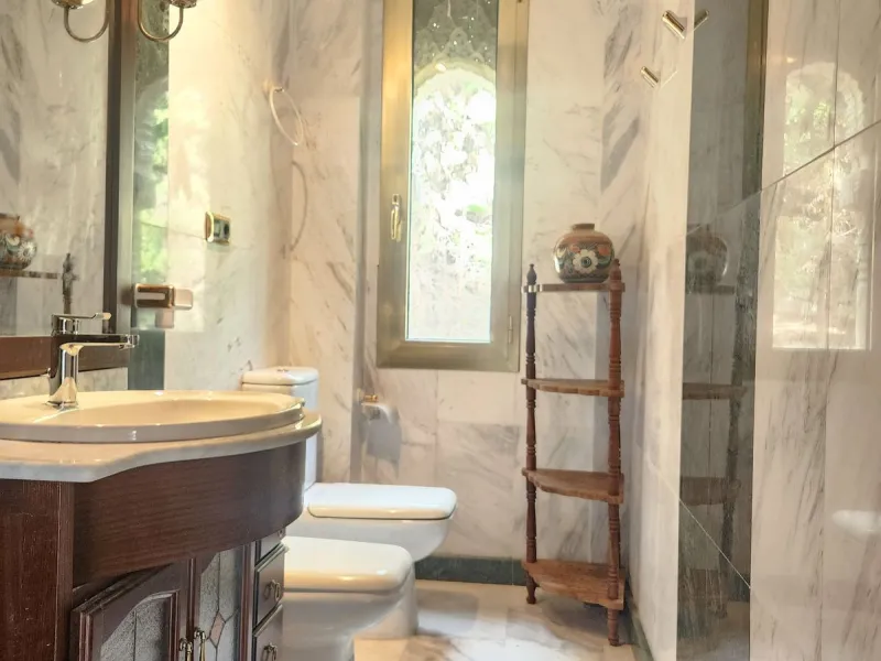 House - Detached Villa в продаже в Mijas, Málaga. В доме 8 спален и 4 ванных комнат. Площадь дома 481 м². Площадь участка 803 м²