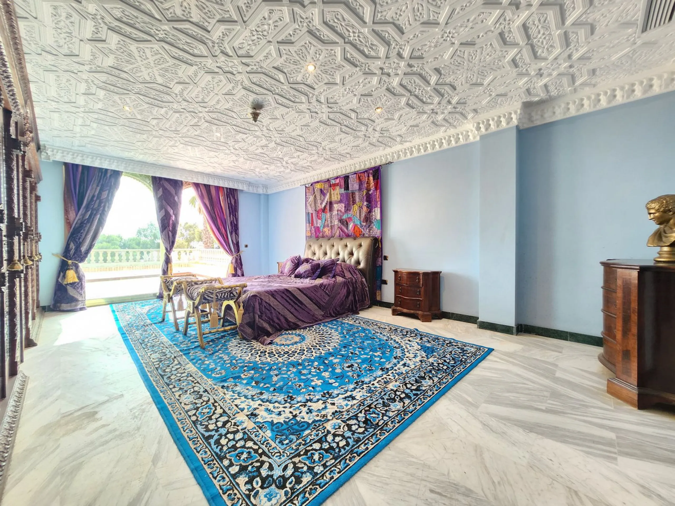 House - Detached Villa в продаже в Mijas, Málaga. В доме 8 спален и 4 ванных комнат. Площадь дома 481 м². Площадь участка 803 м²