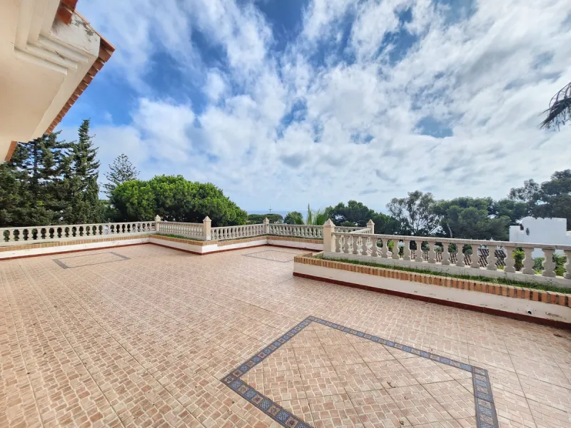 House - Detached Villa в продаже в Mijas, Málaga. В доме 8 спален и 4 ванных комнат. Площадь дома 481 м². Площадь участка 803 м²