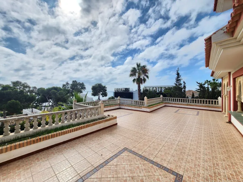 House - Detached Villa в продаже в Mijas, Málaga. В доме 8 спален и 4 ванных комнат. Площадь дома 481 м². Площадь участка 803 м²