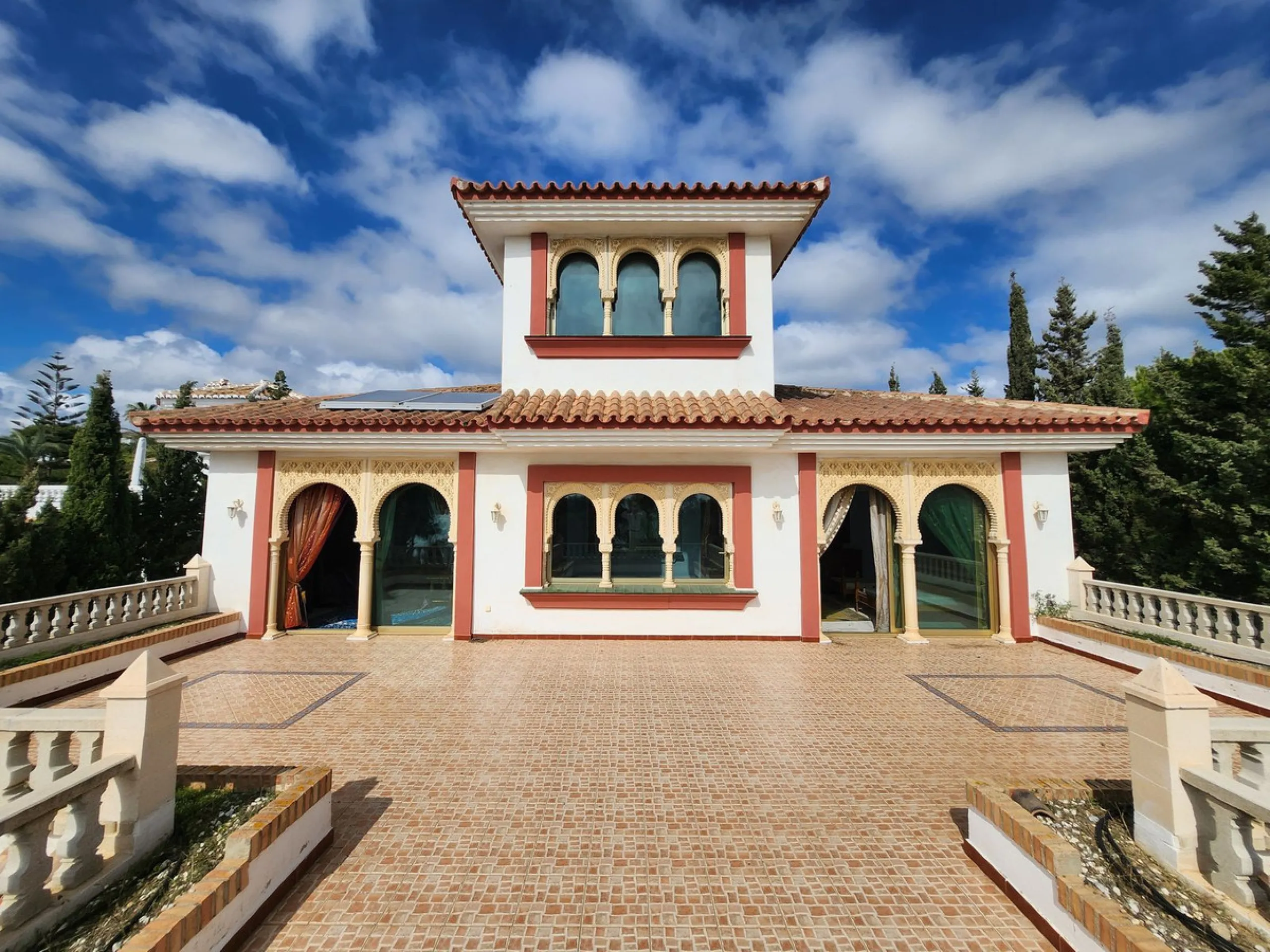 House - Detached Villa в продаже в Mijas, Málaga. В доме 8 спален и 4 ванных комнат. Площадь дома 481 м². Площадь участка 803 м²