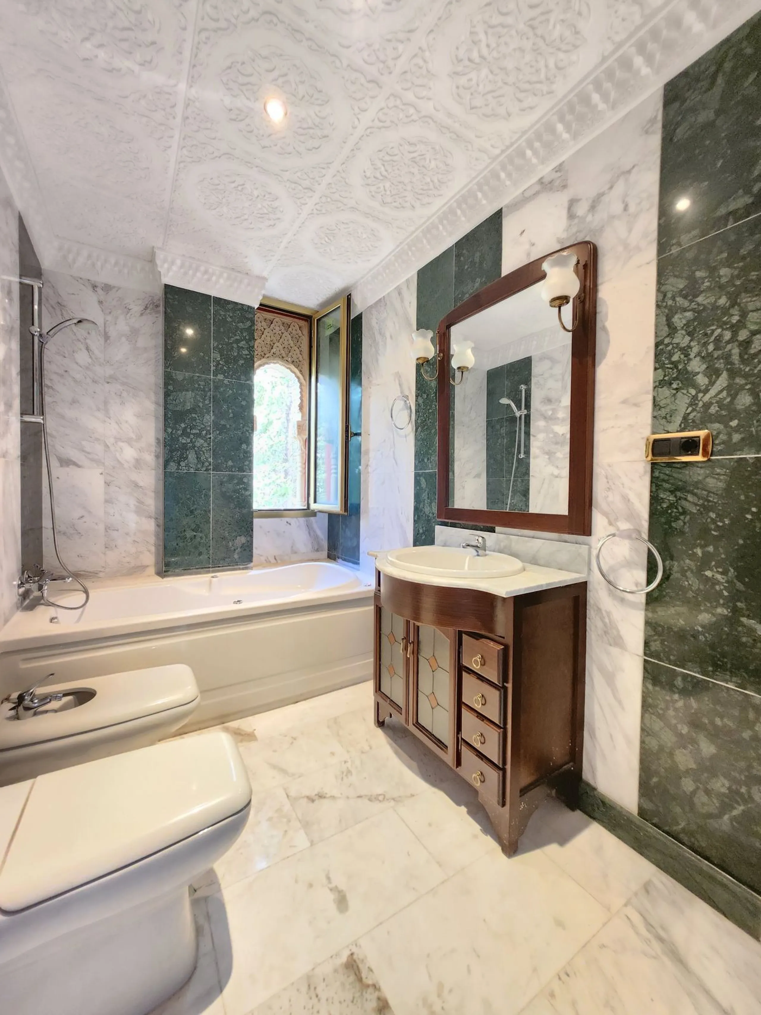 House - Detached Villa в продаже в Mijas, Málaga. В доме 8 спален и 4 ванных комнат. Площадь дома 481 м². Площадь участка 803 м²
