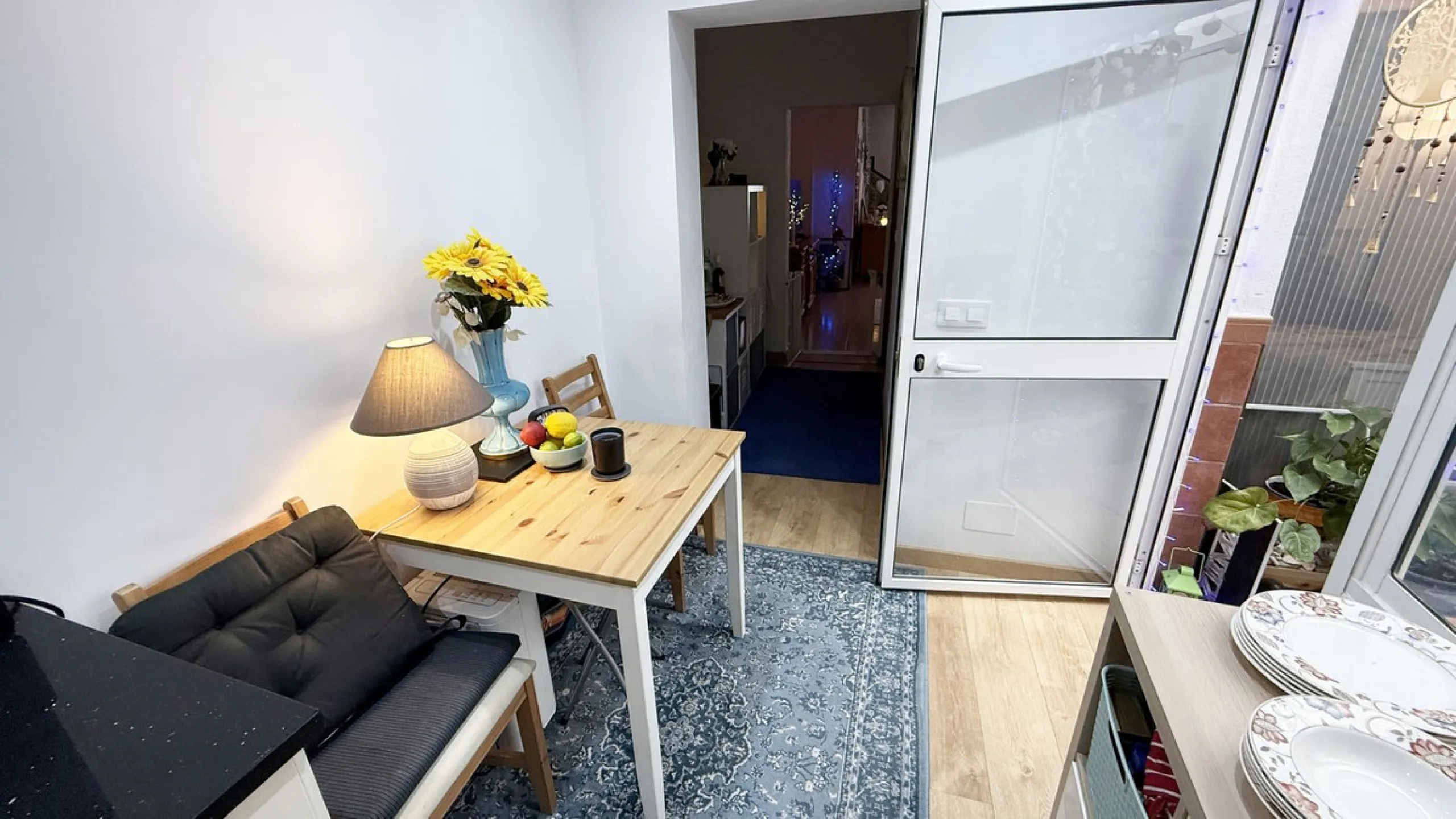 Ruhig gelegen im Herzen von Alhaurín el Grande bietet dieses geräumige und vielseitige Reihenhaus großzügiges Wohnen nur wenige Gehminuten von allen örtlichen Annehmlichkeiten, Geschäften, Restaurants und Dienstleistungen entfernt