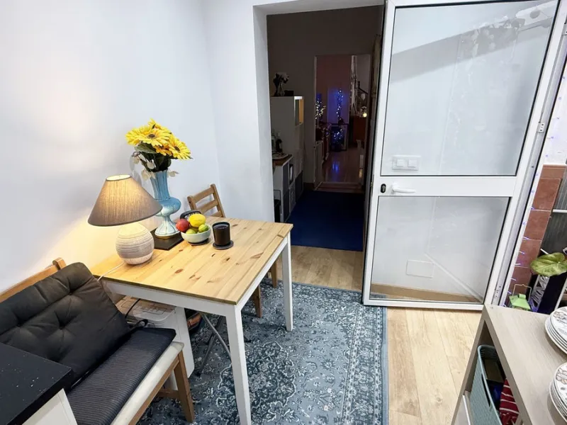 Ruhig gelegen im Herzen von Alhaurín el Grande bietet dieses geräumige und vielseitige Reihenhaus großzügiges Wohnen nur wenige Gehminuten von allen örtlichen Annehmlichkeiten, Geschäften, Restaurants und Dienstleistungen entfernt