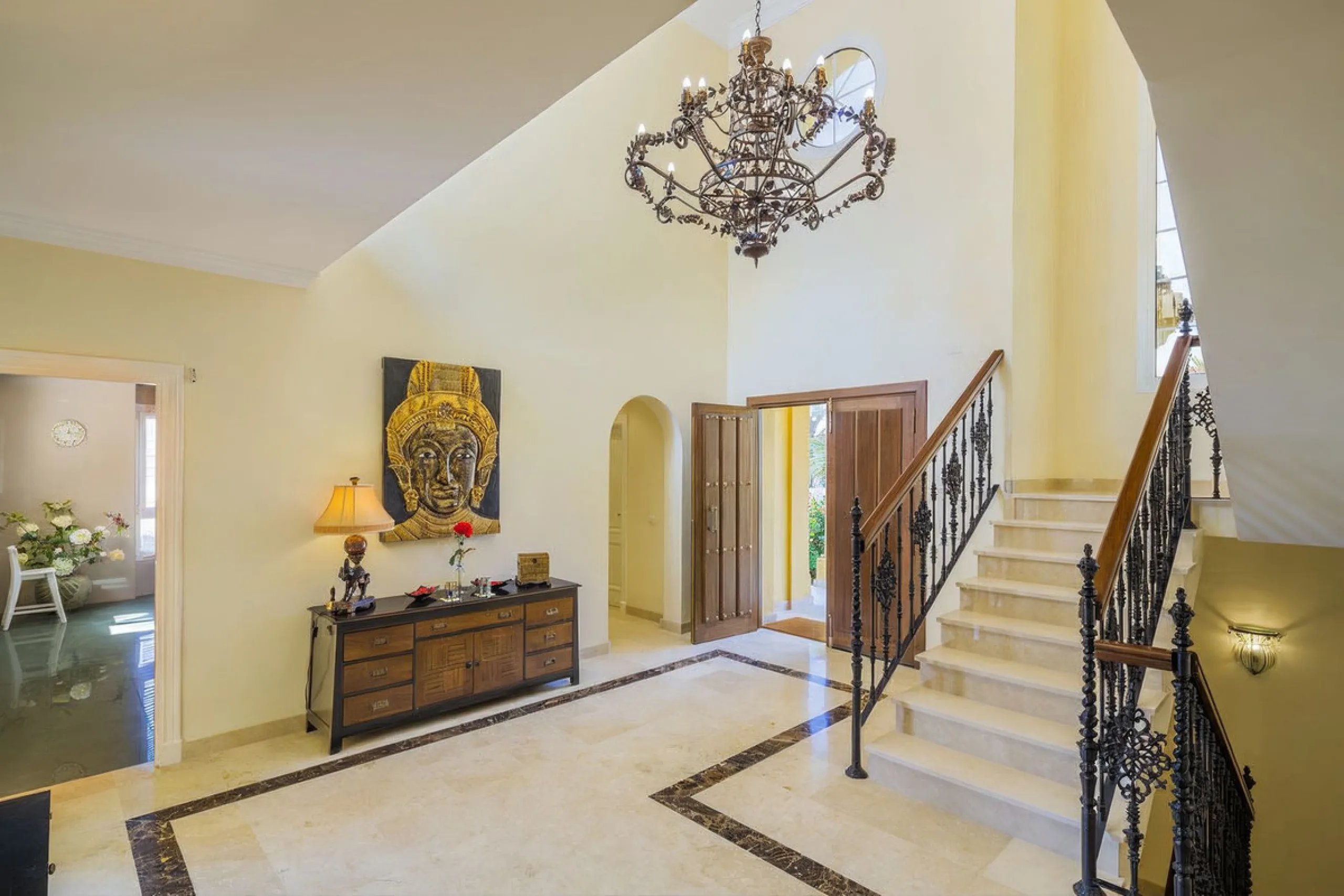 This beautifully decorated villa is comprised of a grand hallway, fully equipped kitchen with a breakfast area, a spacious dining room / lounge with a fireplace and access to the terrace and garden, 4 ample bedrooms with en-suite bathrooms and a guest res