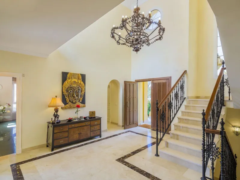 This beautifully decorated villa is comprised of a grand hallway, fully equipped kitchen with a breakfast area, a spacious dining room / lounge with a fireplace and access to the terrace and garden, 4 ample bedrooms with en-suite bathrooms and a guest res