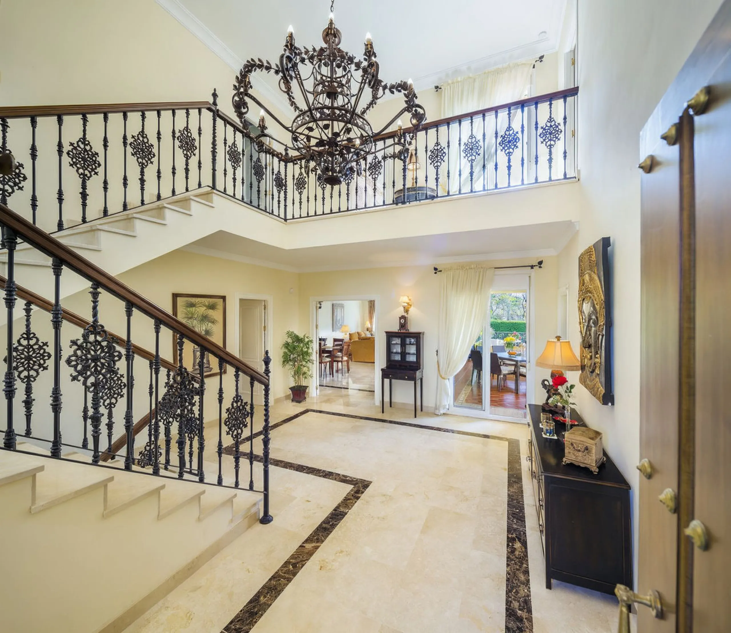 This beautifully decorated villa is comprised of a grand hallway, fully equipped kitchen with a breakfast area, a spacious dining room / lounge with a fireplace and access to the terrace and garden, 4 ample bedrooms with en-suite bathrooms and a guest res
