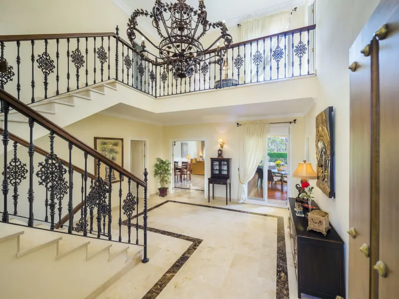 This beautifully decorated villa is comprised of a grand hallway, fully equipped kitchen with a breakfast area, a spacious dining room / lounge with a fireplace and access to the terrace and garden, 4 ample bedrooms with en-suite bathrooms and a guest res