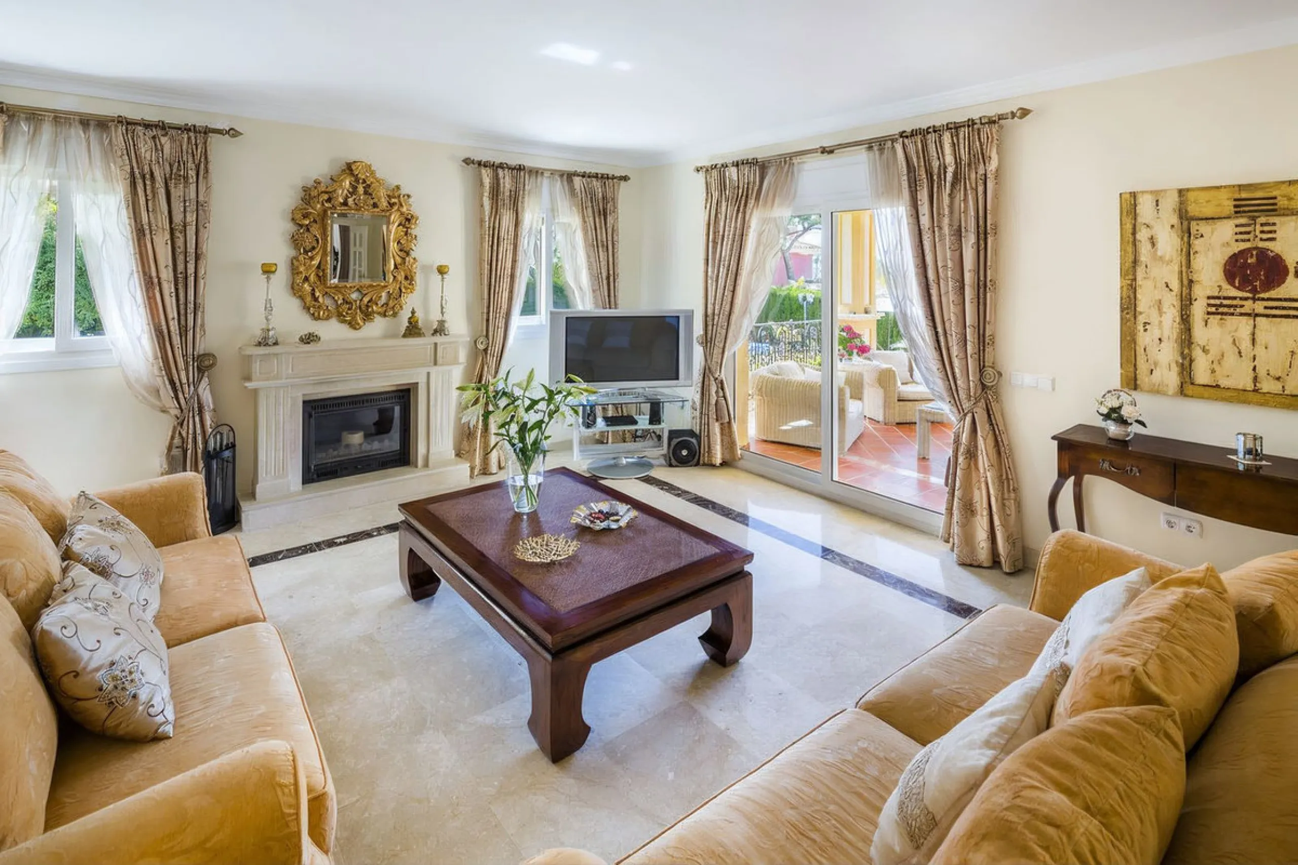 This beautifully decorated villa is comprised of a grand hallway, fully equipped kitchen with a breakfast area, a spacious dining room / lounge with a fireplace and access to the terrace and garden, 4 ample bedrooms with en-suite bathrooms and a guest res