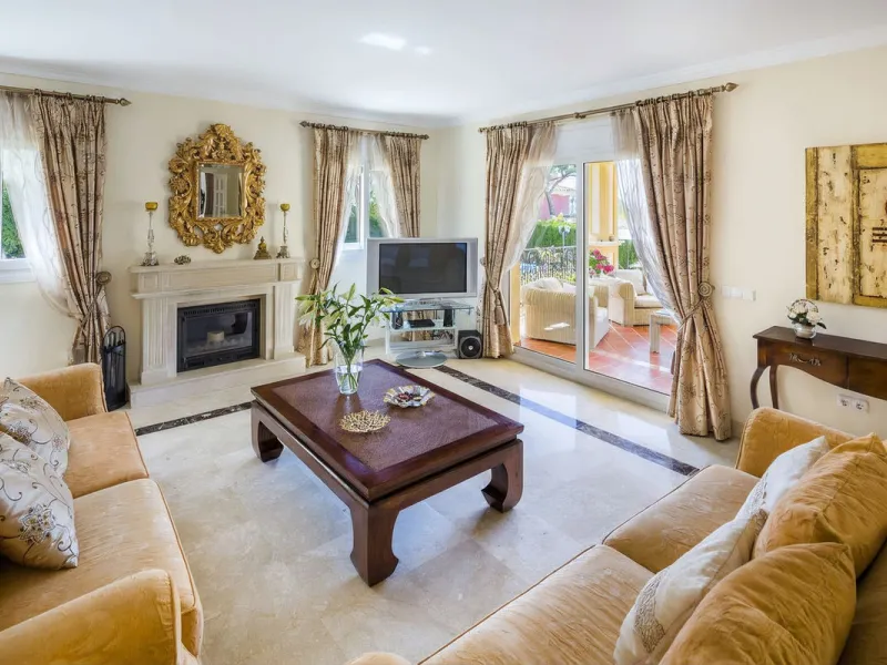 This beautifully decorated villa is comprised of a grand hallway, fully equipped kitchen with a breakfast area, a spacious dining room / lounge with a fireplace and access to the terrace and garden, 4 ample bedrooms with en-suite bathrooms and a guest res