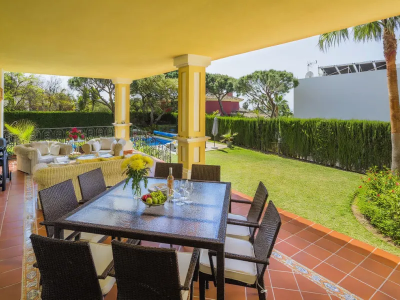 This beautifully decorated villa is comprised of a grand hallway, fully equipped kitchen with a breakfast area, a spacious dining room / lounge with a fireplace and access to the terrace and garden, 4 ample bedrooms with en-suite bathrooms and a guest res