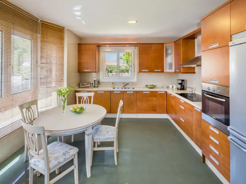 This beautifully decorated villa is comprised of a grand hallway, fully equipped kitchen with a breakfast area, a spacious dining room / lounge with a fireplace and access to the terrace and garden, 4 ample bedrooms with en-suite bathrooms and a guest res