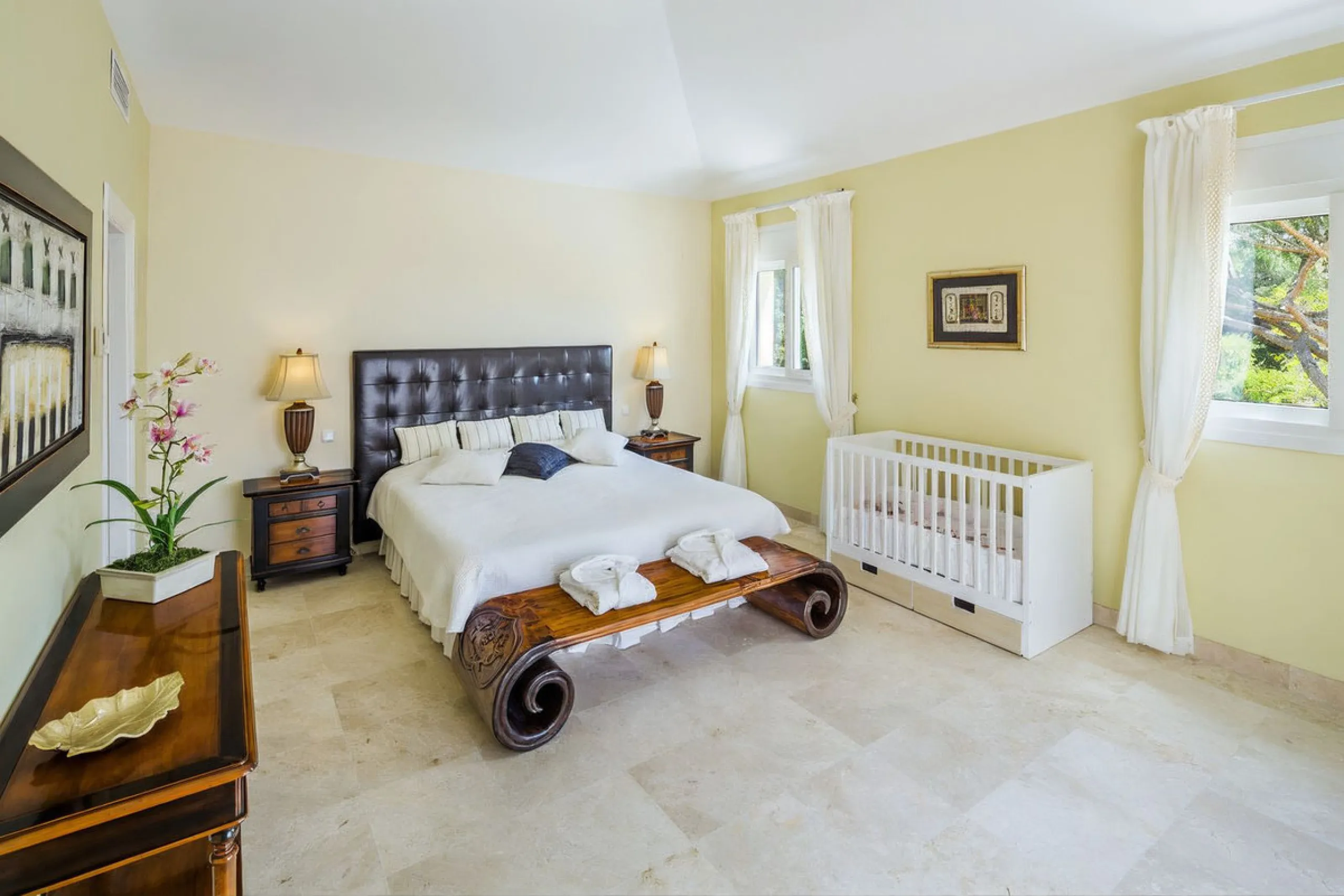 This beautifully decorated villa is comprised of a grand hallway, fully equipped kitchen with a breakfast area, a spacious dining room / lounge with a fireplace and access to the terrace and garden, 4 ample bedrooms with en-suite bathrooms and a guest res