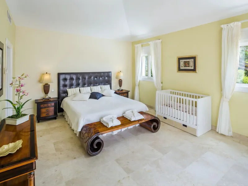 This beautifully decorated villa is comprised of a grand hallway, fully equipped kitchen with a breakfast area, a spacious dining room / lounge with a fireplace and access to the terrace and garden, 4 ample bedrooms with en-suite bathrooms and a guest res