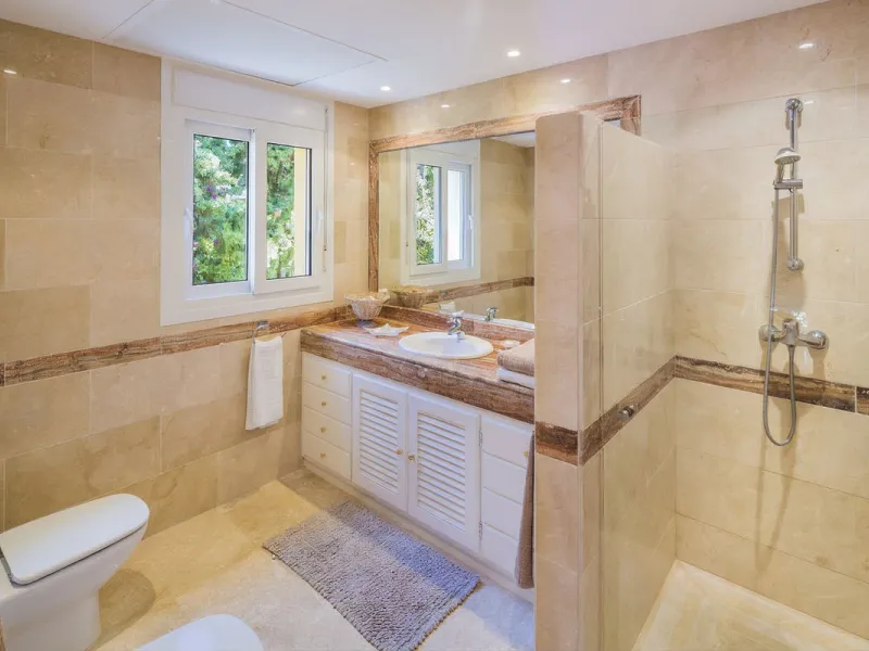 This beautifully decorated villa is comprised of a grand hallway, fully equipped kitchen with a breakfast area, a spacious dining room / lounge with a fireplace and access to the terrace and garden, 4 ample bedrooms with en-suite bathrooms and a guest res