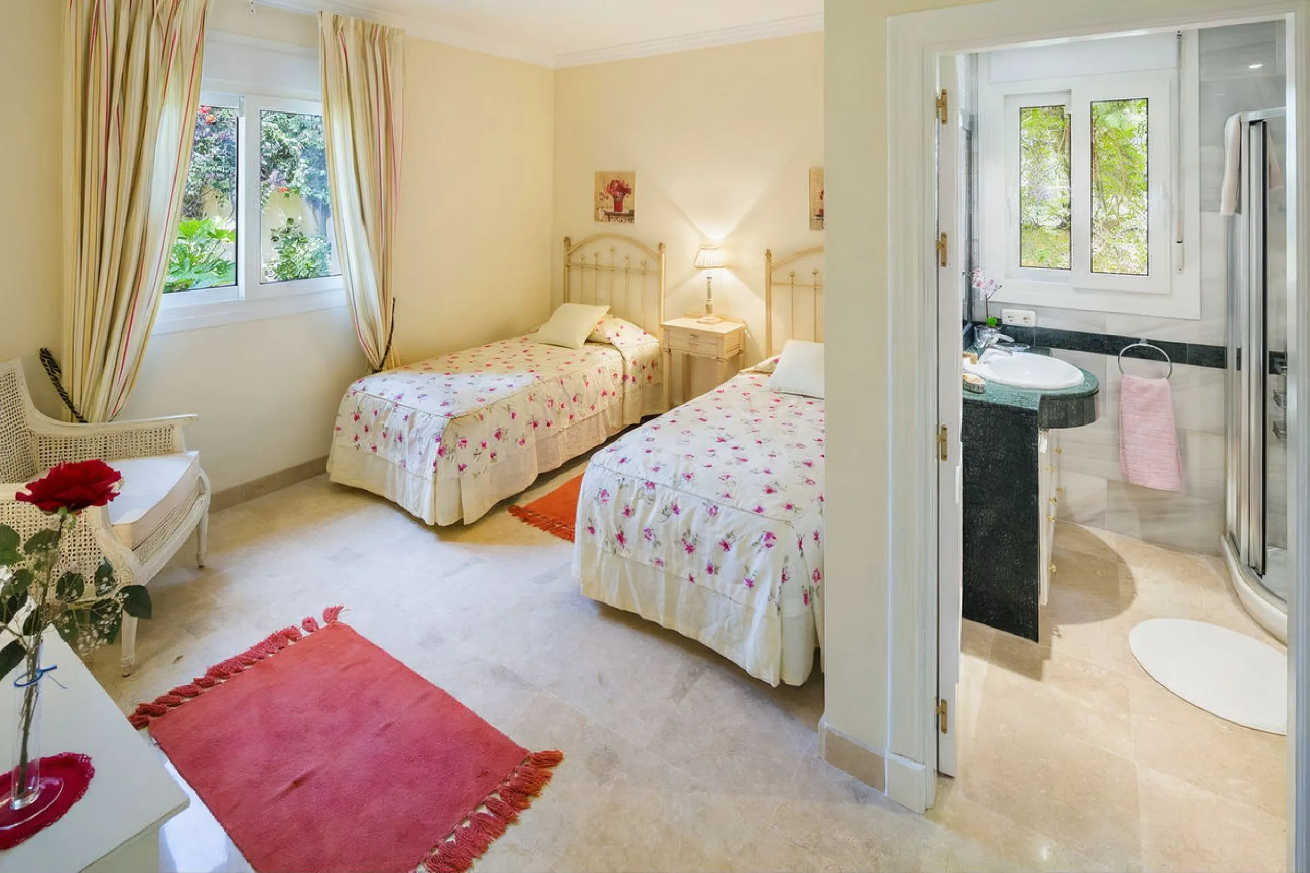 This beautifully decorated villa is comprised of a grand hallway, fully equipped kitchen with a breakfast area, a spacious dining room / lounge with a fireplace and access to the terrace and garden, 4 ample bedrooms with en-suite bathrooms and a guest res
