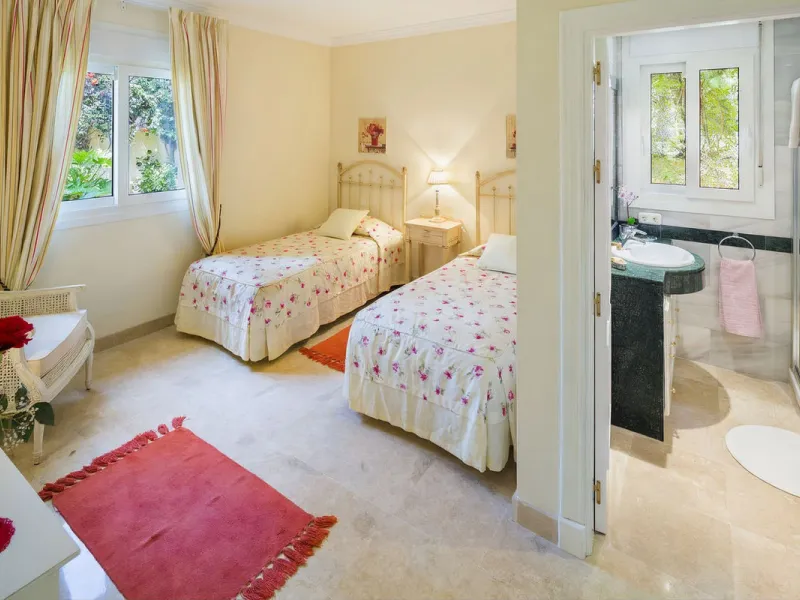 This beautifully decorated villa is comprised of a grand hallway, fully equipped kitchen with a breakfast area, a spacious dining room / lounge with a fireplace and access to the terrace and garden, 4 ample bedrooms with en-suite bathrooms and a guest res