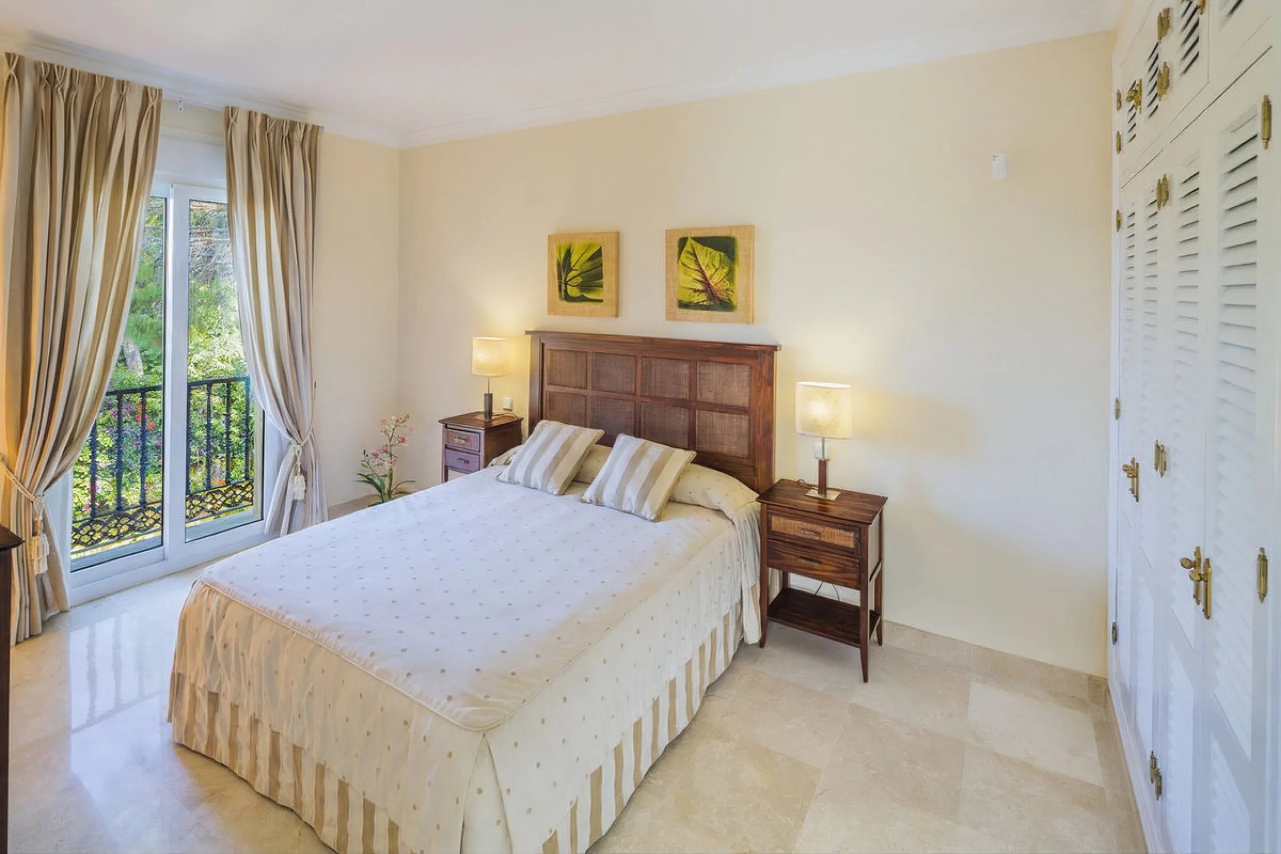 This beautifully decorated villa is comprised of a grand hallway, fully equipped kitchen with a breakfast area, a spacious dining room / lounge with a fireplace and access to the terrace and garden, 4 ample bedrooms with en-suite bathrooms and a guest res