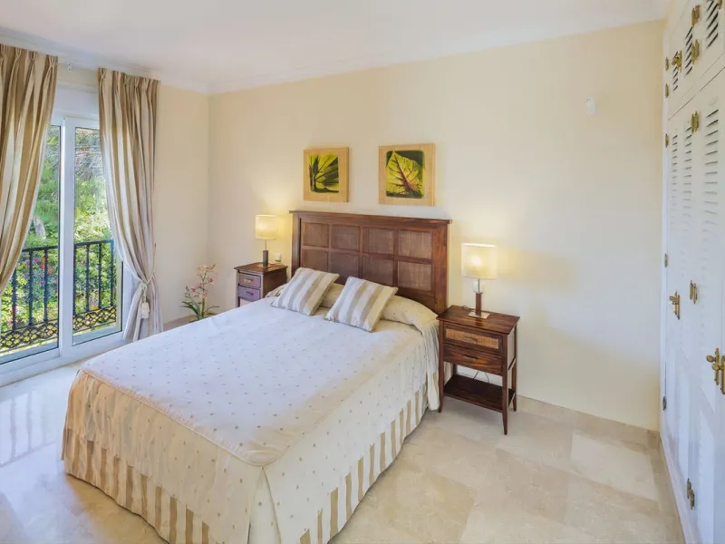 This beautifully decorated villa is comprised of a grand hallway, fully equipped kitchen with a breakfast area, a spacious dining room / lounge with a fireplace and access to the terrace and garden, 4 ample bedrooms with en-suite bathrooms and a guest res