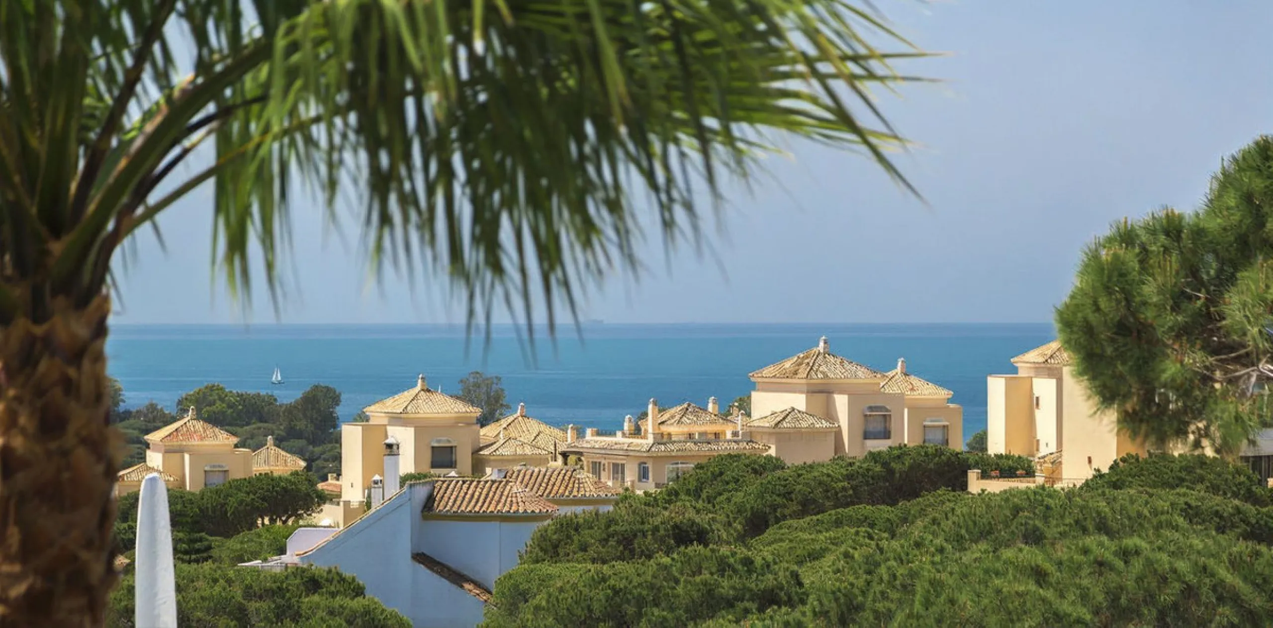 This beautifully decorated villa is comprised of a grand hallway, fully equipped kitchen with a breakfast area, a spacious dining room / lounge with a fireplace and access to the terrace and garden, 4 ample bedrooms with en-suite bathrooms and a guest res