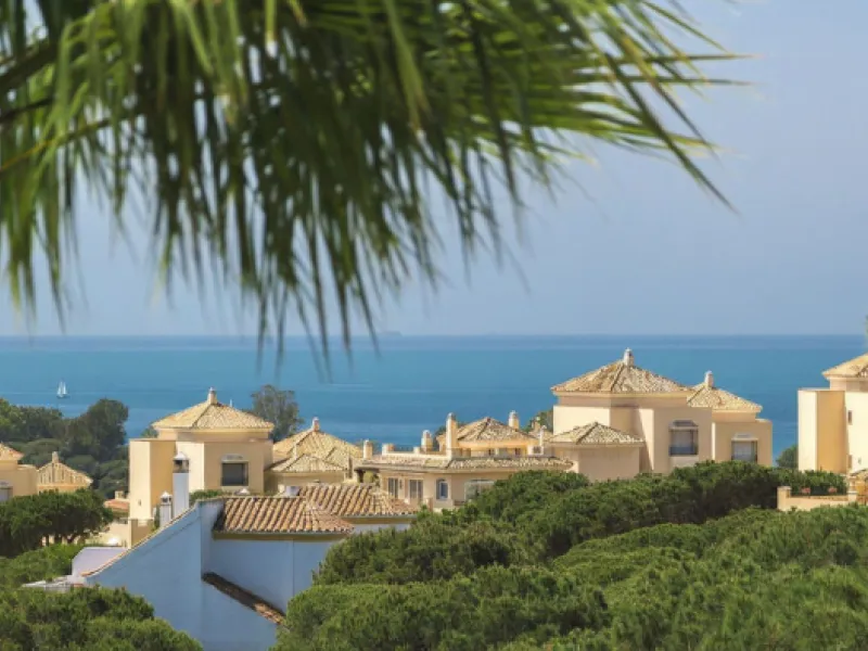 This beautifully decorated villa is comprised of a grand hallway, fully equipped kitchen with a breakfast area, a spacious dining room / lounge with a fireplace and access to the terrace and garden, 4 ample bedrooms with en-suite bathrooms and a guest res