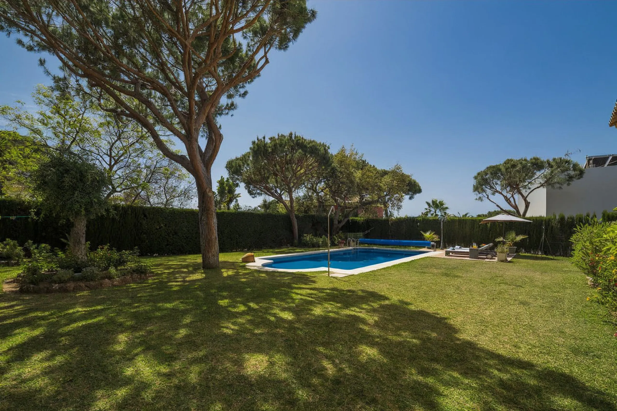 This beautifully decorated villa is comprised of a grand hallway, fully equipped kitchen with a breakfast area, a spacious dining room / lounge with a fireplace and access to the terrace and garden, 4 ample bedrooms with en-suite bathrooms and a guest res