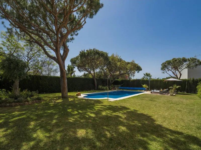 This beautifully decorated villa is comprised of a grand hallway, fully equipped kitchen with a breakfast area, a spacious dining room / lounge with a fireplace and access to the terrace and garden, 4 ample bedrooms with en-suite bathrooms and a guest res