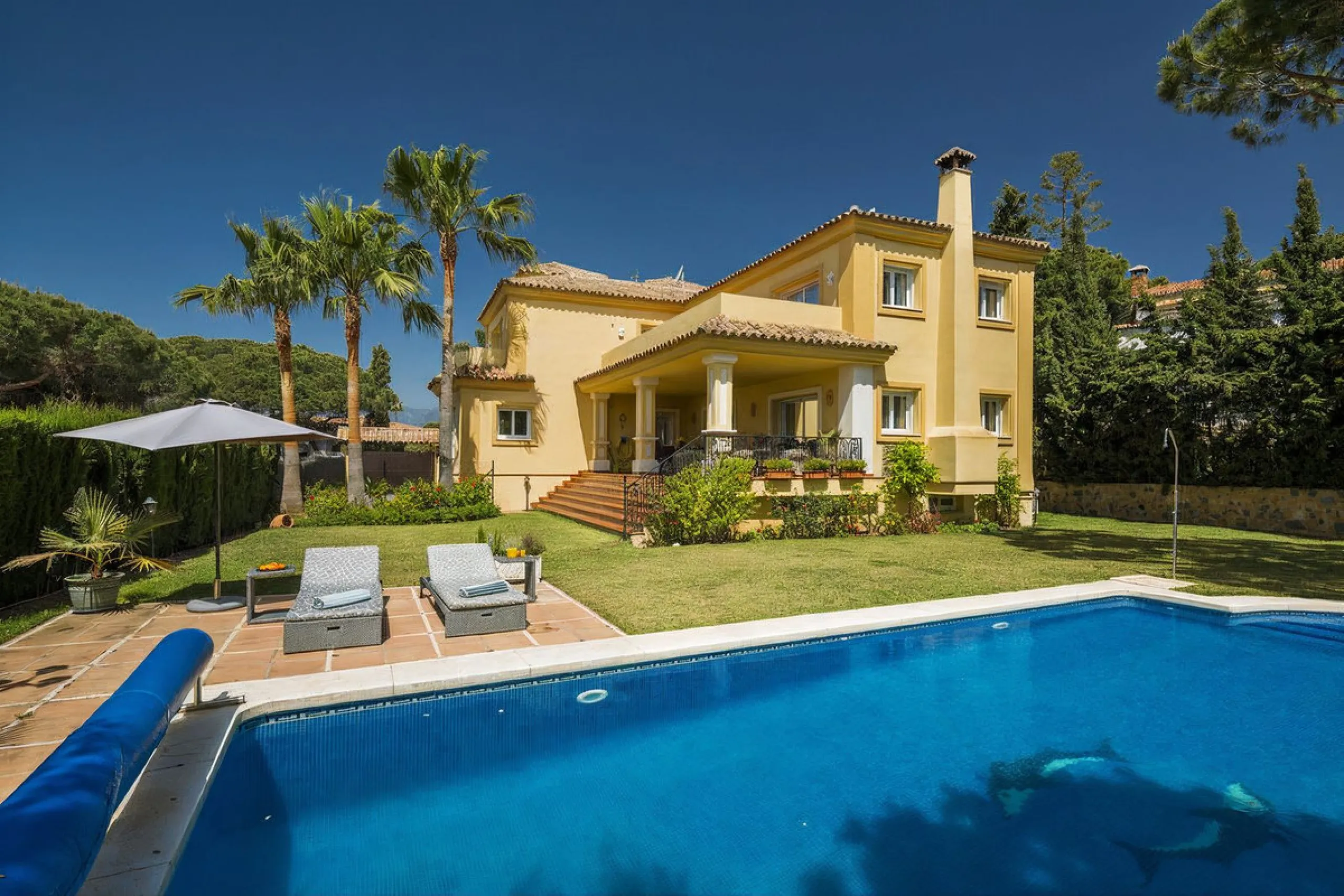 This beautifully decorated villa is comprised of a grand hallway, fully equipped kitchen with a breakfast area, a spacious dining room / lounge with a fireplace and access to the terrace and garden, 4 ample bedrooms with en-suite bathrooms and a guest res