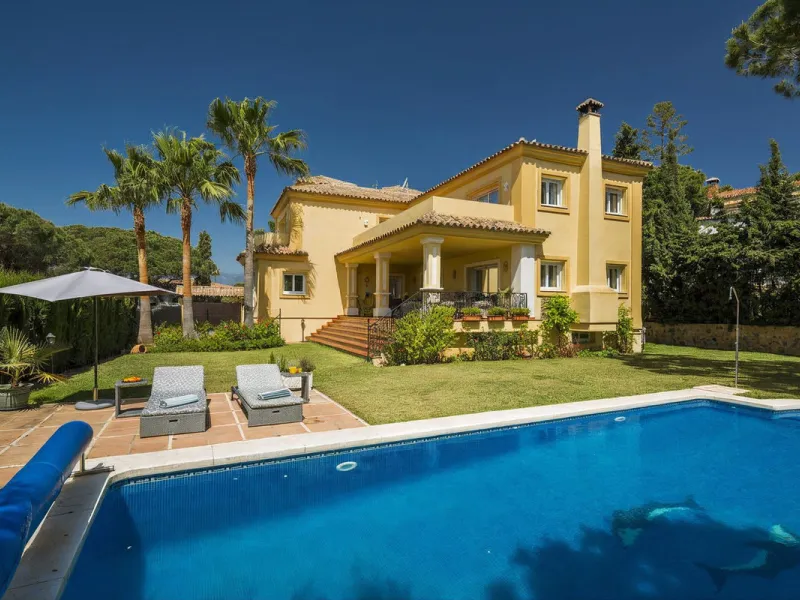 This beautifully decorated villa is comprised of a grand hallway, fully equipped kitchen with a breakfast area, a spacious dining room / lounge with a fireplace and access to the terrace and garden, 4 ample bedrooms with en-suite bathrooms and a guest res