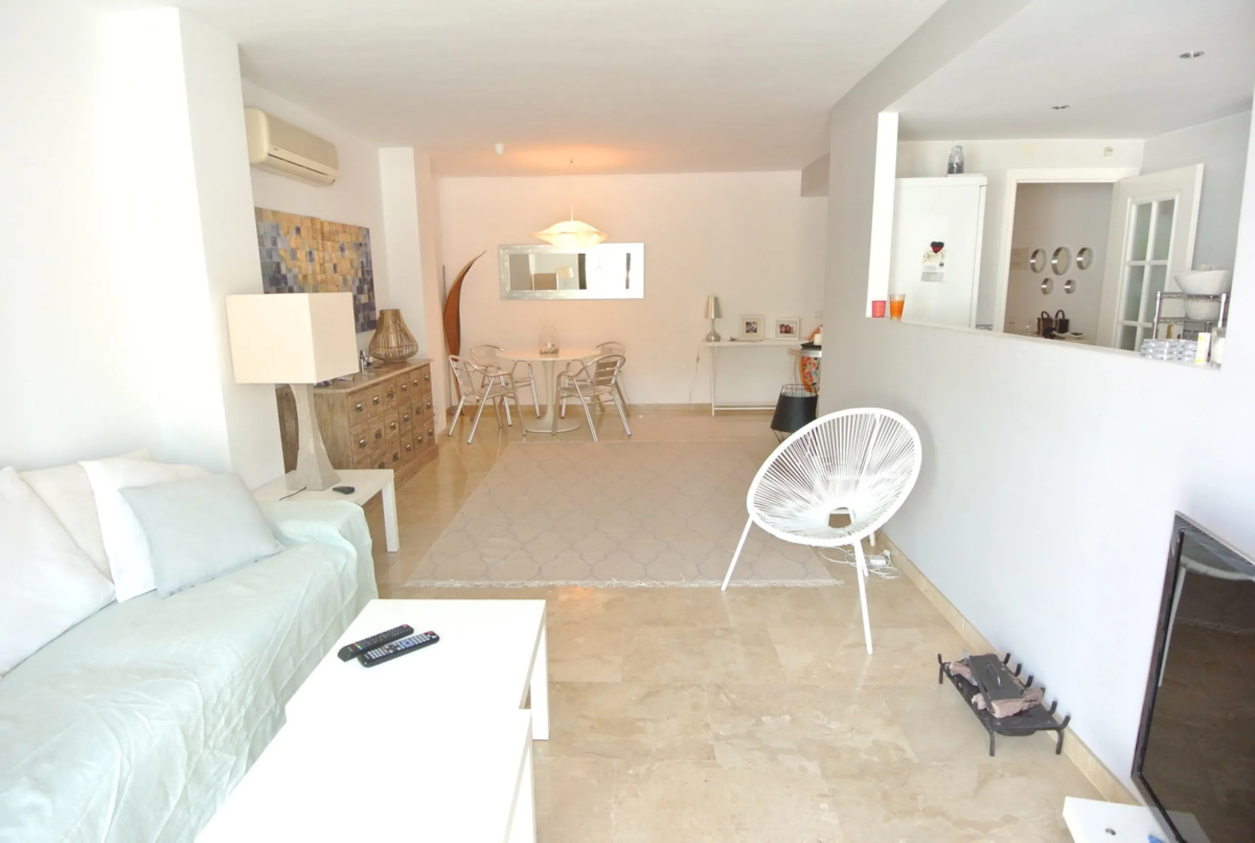 This beautiful apartment is located in an established urbanization in Las Lomas del Marbella Club, with communal garden and swimming pool, just 5 minutes from Marbella center, Puerto Banus and the beach. Le gatad complex with 24hours manned security.