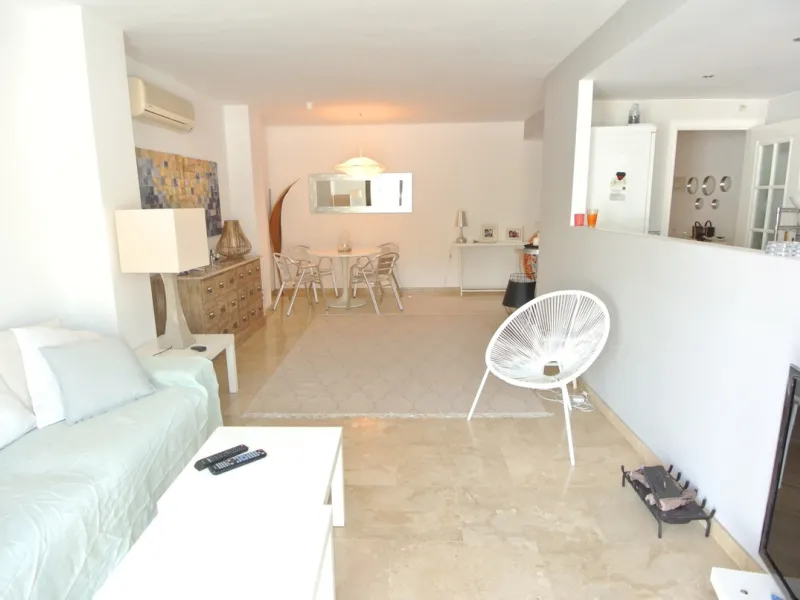 This beautiful apartment is located in an established urbanization in Las Lomas del Marbella Club, with communal garden and swimming pool, just 5 minutes from Marbella center, Puerto Banus and the beach. Le gatad complex with 24hours manned security.