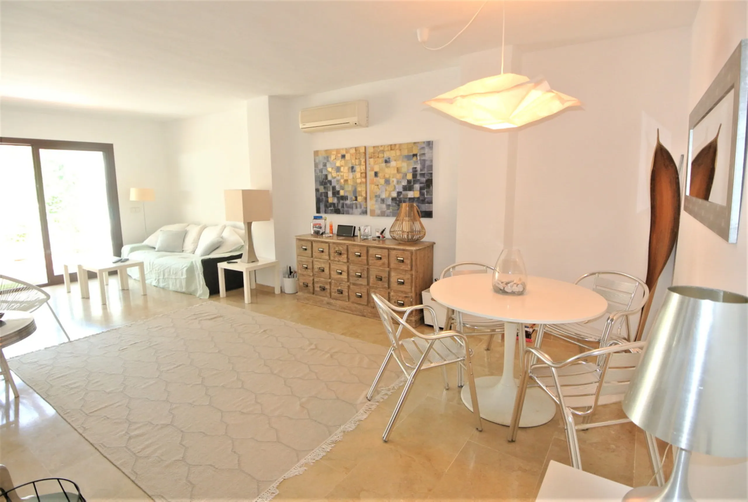 This beautiful apartment is located in an established urbanization in Las Lomas del Marbella Club, with communal garden and swimming pool, just 5 minutes from Marbella center, Puerto Banus and the beach. Le gatad complex with 24hours manned security.