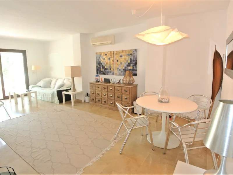 This beautiful apartment is located in an established urbanization in Las Lomas del Marbella Club, with communal garden and swimming pool, just 5 minutes from Marbella center, Puerto Banus and the beach. Le gatad complex with 24hours manned security.