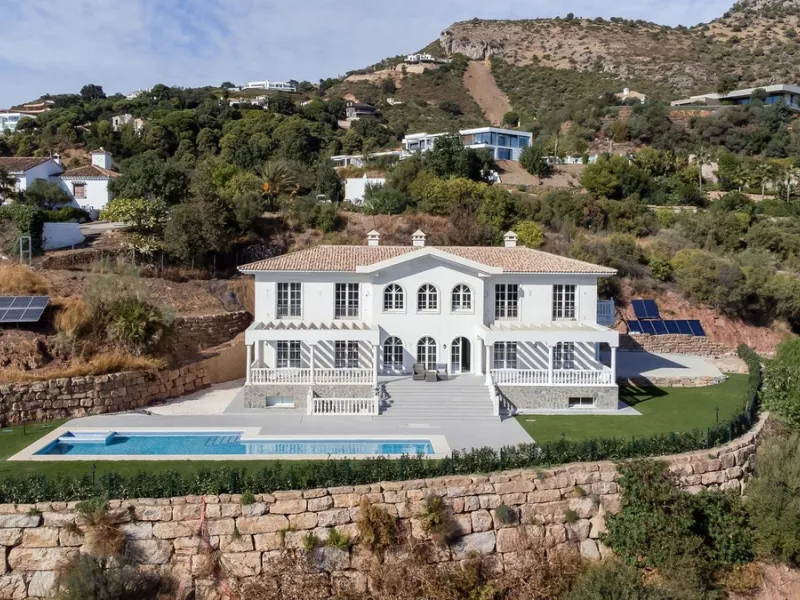 Built in a unique environment this villa is surrounded by green hills of the municipality of Benahavis, famous for its rural beauty. Those who prefer to live in a quiet environment will fall in love with this admirable countryside. It is ideally located c