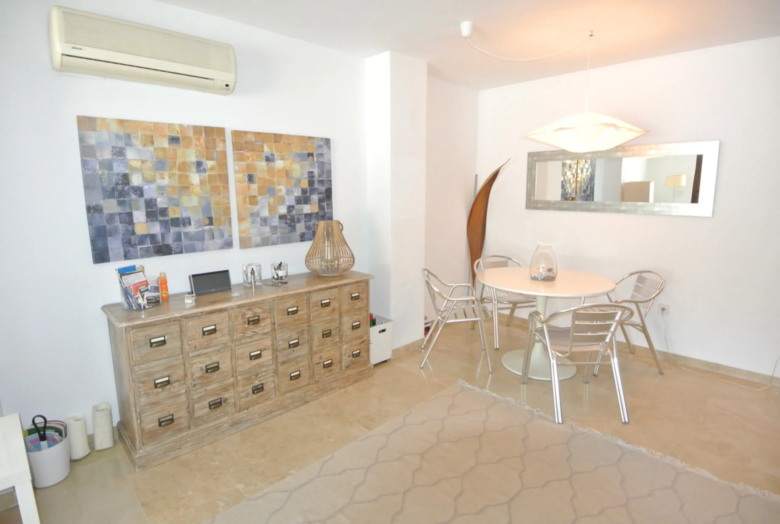 This beautiful apartment is located in an established urbanization in Las Lomas del Marbella Club, with communal garden and swimming pool, just 5 minutes from Marbella center, Puerto Banus and the beach. Le gatad complex with 24hours manned security.