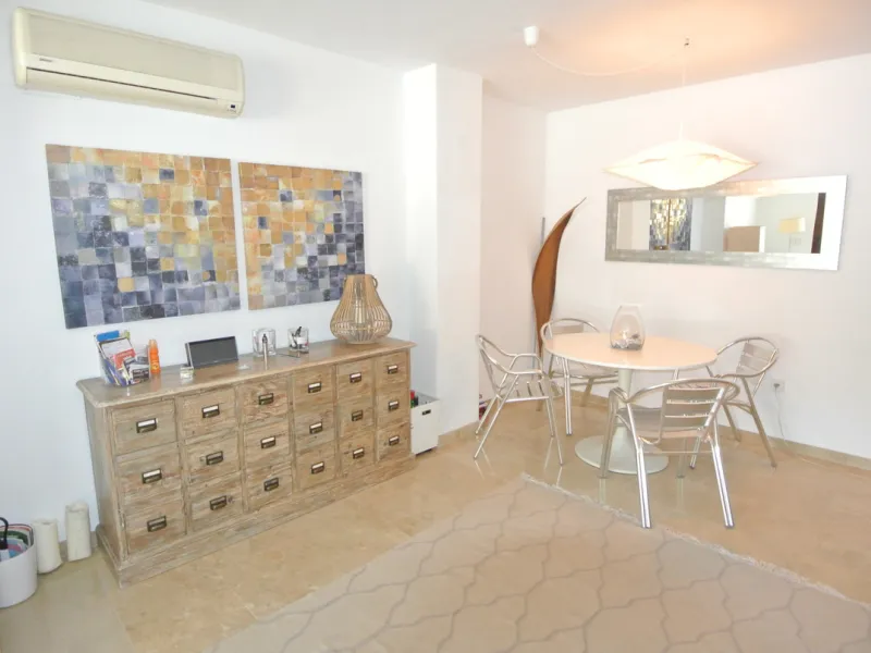 This beautiful apartment is located in an established urbanization in Las Lomas del Marbella Club, with communal garden and swimming pool, just 5 minutes from Marbella center, Puerto Banus and the beach. Le gatad complex with 24hours manned security.