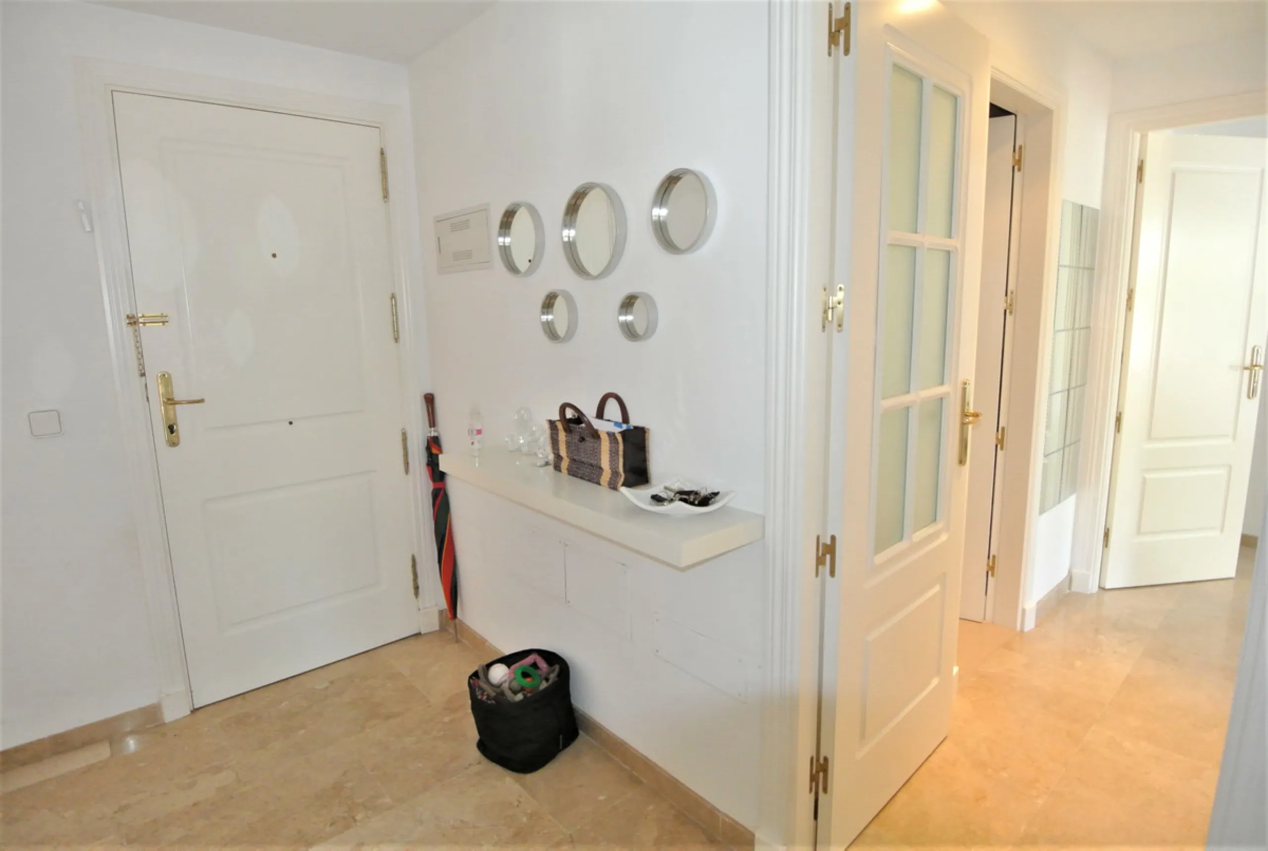 This beautiful apartment is located in an established urbanization in Las Lomas del Marbella Club, with communal garden and swimming pool, just 5 minutes from Marbella center, Puerto Banus and the beach. Le gatad complex with 24hours manned security.