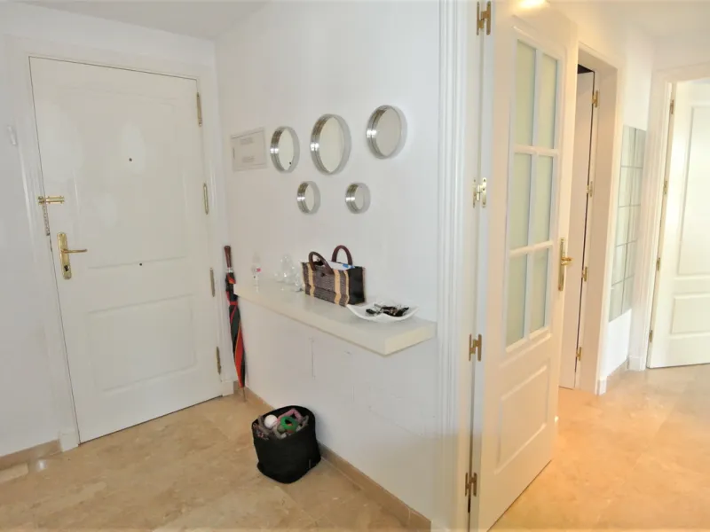 This beautiful apartment is located in an established urbanization in Las Lomas del Marbella Club, with communal garden and swimming pool, just 5 minutes from Marbella center, Puerto Banus and the beach. Le gatad complex with 24hours manned security.