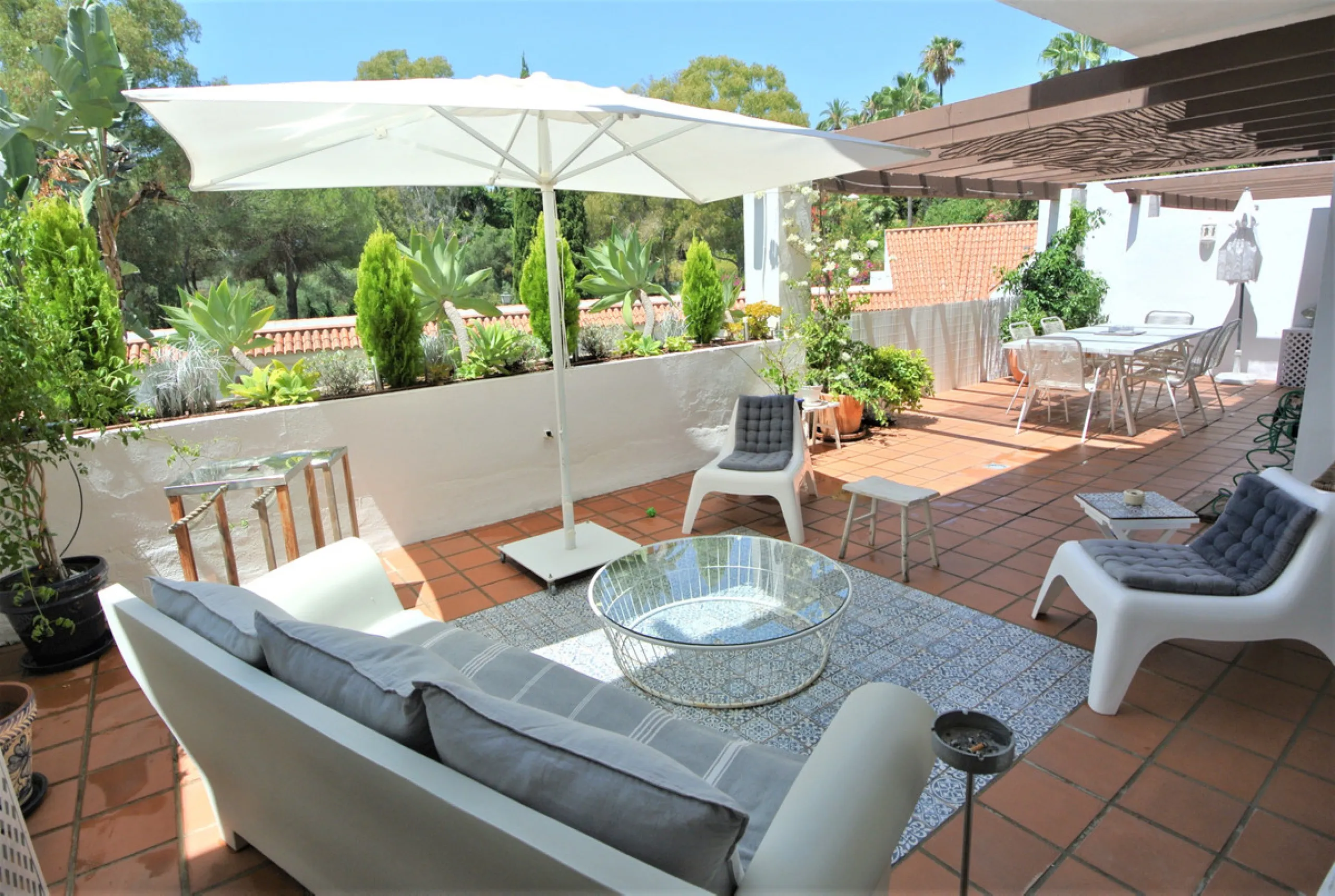 This beautiful apartment is located in an established urbanization in Las Lomas del Marbella Club, with communal garden and swimming pool, just 5 minutes from Marbella center, Puerto Banus and the beach. Le gatad complex with 24hours manned security.