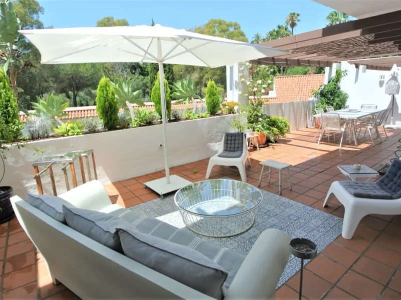 This beautiful apartment is located in an established urbanization in Las Lomas del Marbella Club, with communal garden and swimming pool, just 5 minutes from Marbella center, Puerto Banus and the beach. Le gatad complex with 24hours manned security.