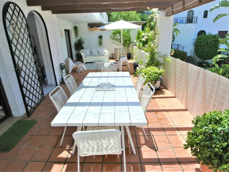 This beautiful apartment is located in an established urbanization in Las Lomas del Marbella Club, with communal garden and swimming pool, just 5 minutes from Marbella center, Puerto Banus and the beach. Le gatad complex with 24hours manned security.