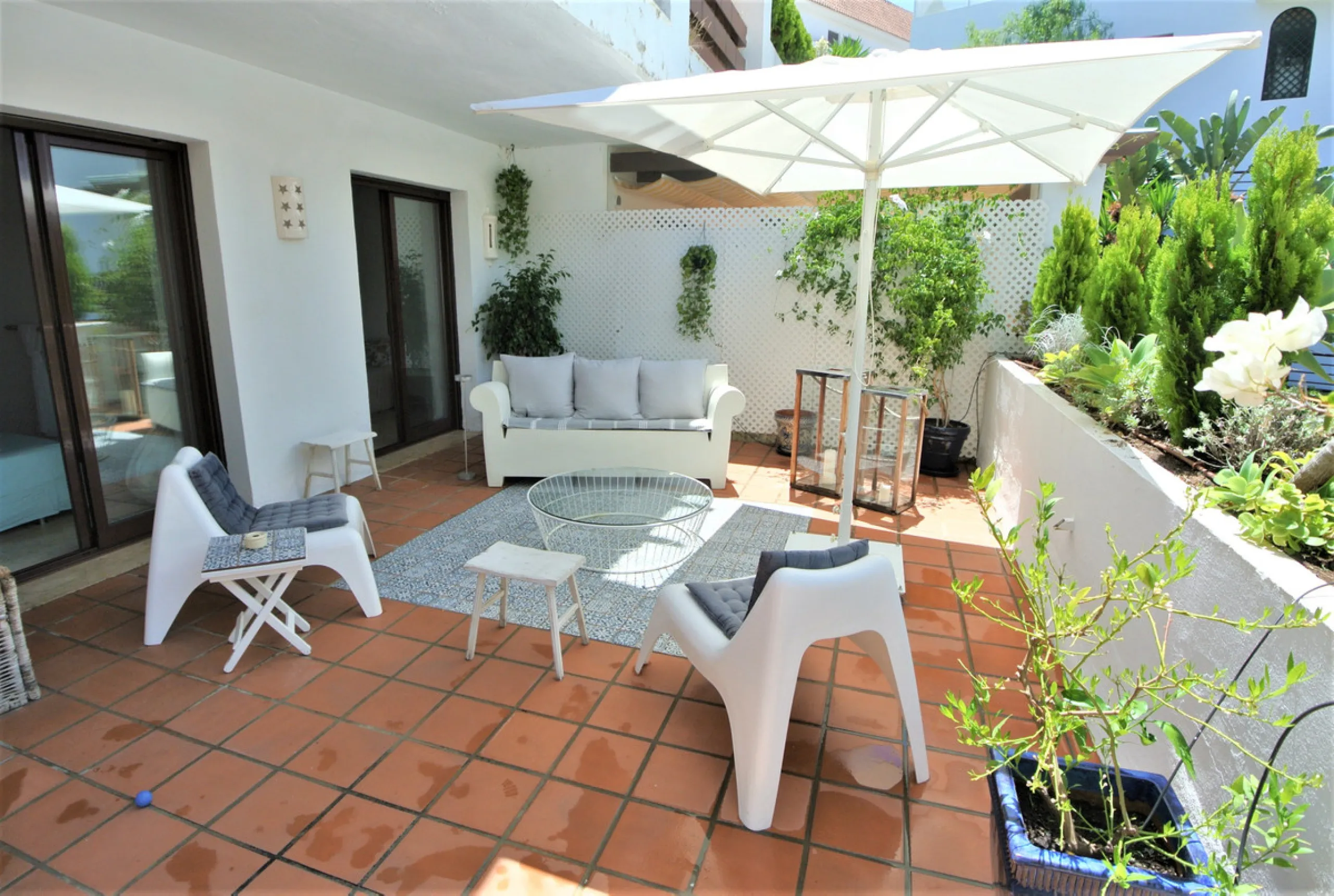 This beautiful apartment is located in an established urbanization in Las Lomas del Marbella Club, with communal garden and swimming pool, just 5 minutes from Marbella center, Puerto Banus and the beach. Le gatad complex with 24hours manned security.