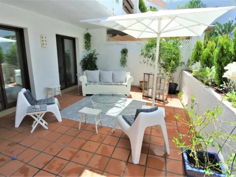 This beautiful apartment is located in an established urbanization in Las Lomas del Marbella Club, with communal garden and swimming pool, just 5 minutes from Marbella center, Puerto Banus and the beach. Le gatad complex with 24hours manned security.
