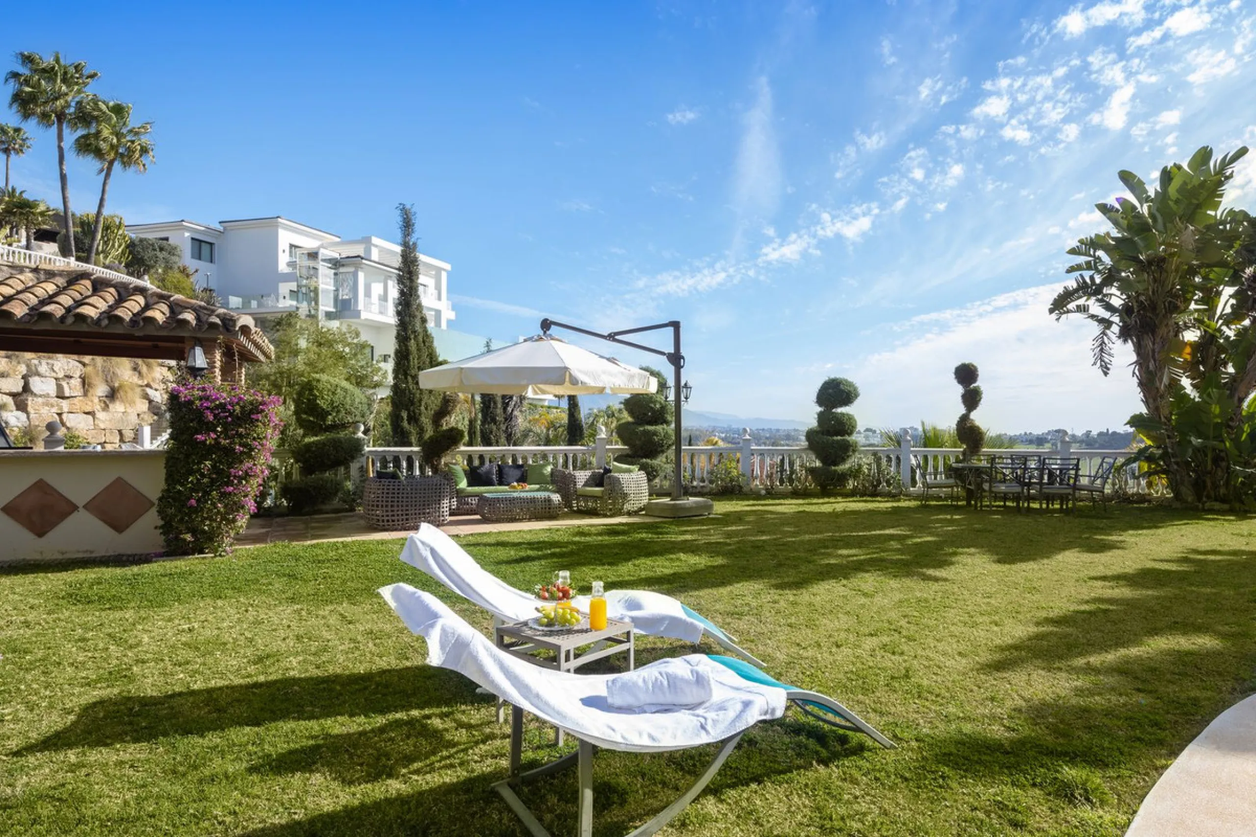 Charming 6-bed villa with pool and ample garden in El Paraiso, Benahavís.