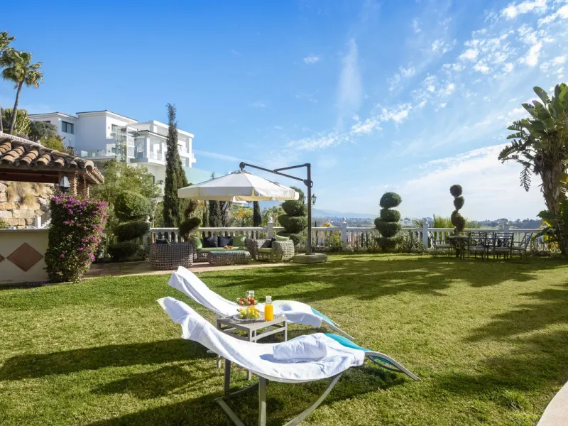 Charming 6-bed villa with pool and ample garden in El Paraiso, Benahavís.