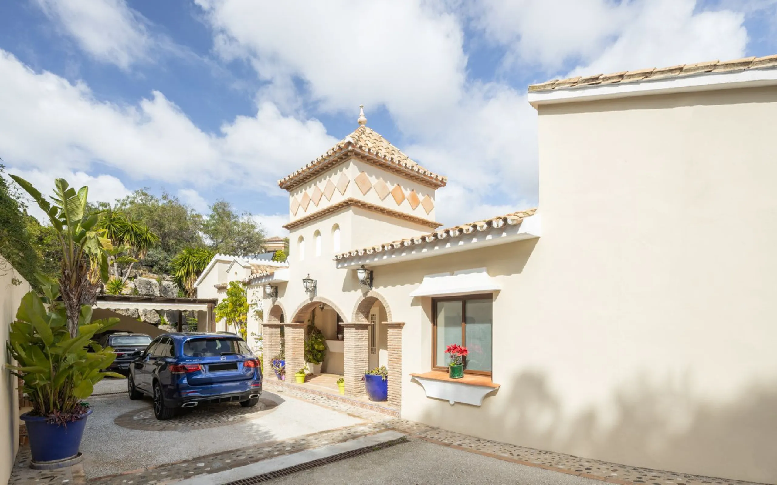 Charming 6-bed villa with pool and ample garden in El Paraiso, Benahavís.